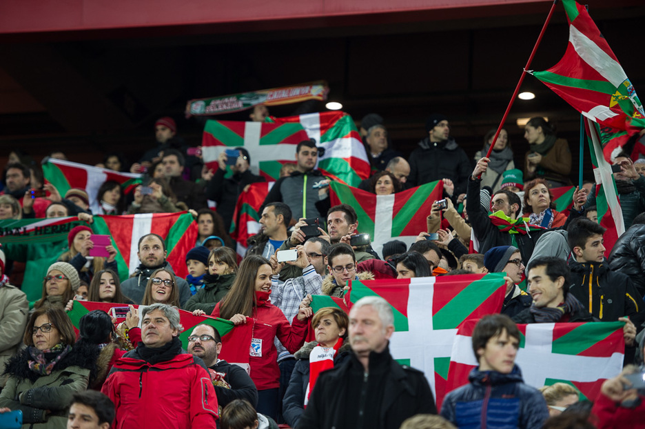 Ikurrinak San Mameseko harmailetan. (Monika DEL VALLE / ARGAZKI PRESS)