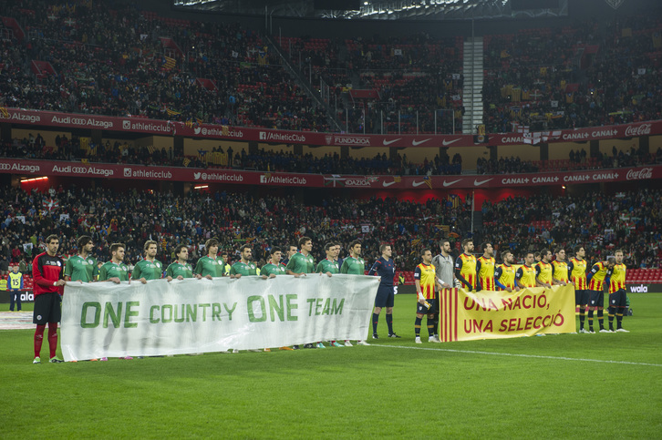 Jugadores de las selecciones vasca y catalana reclaman la oficialidad. (Monika DEL VALLE / ARGAZKI PRESS)