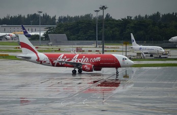 Avión de AirAsia en el aeropuerto de Singapur. (Mohd FYROL / AFP)