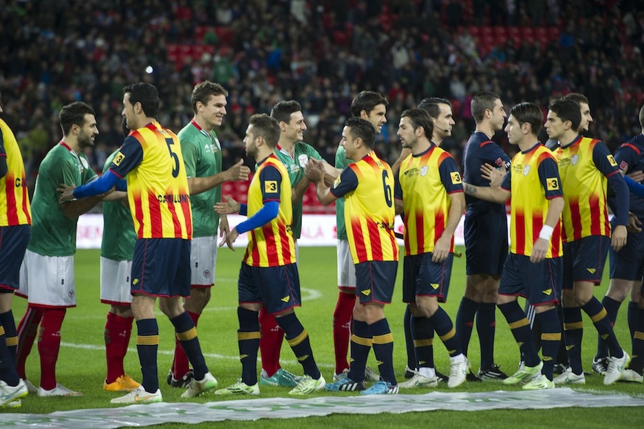 Adiskidetasunez ekin zioten partidari bi selekzioek. (Monika DEL VALLE / ARGAZKI PRESS)