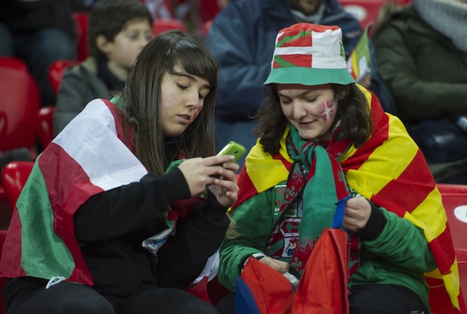 Zale gazte ugari bildu ziren San Mamesen. (Monika DEL VALLE / ARGAZKI PRESS)