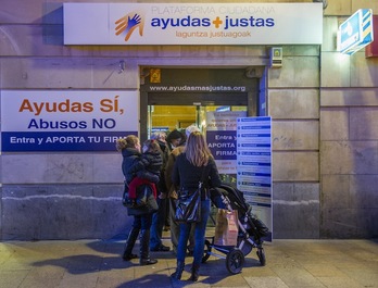 Recogida de firmas en la sede de Ayudas+Justas en Gasteiz. (Juanan RUIZ/ARGAZKI PRESS)