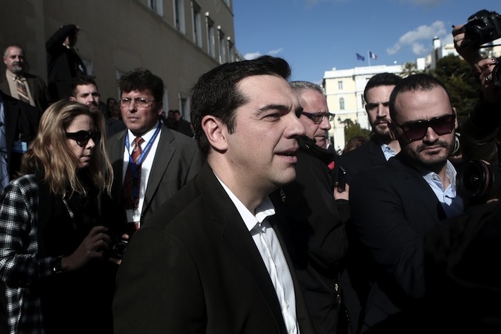 Alexis Tsipras, en el exterior del Parlamento griego. (Angelos TZORTZINIS / AFP) 