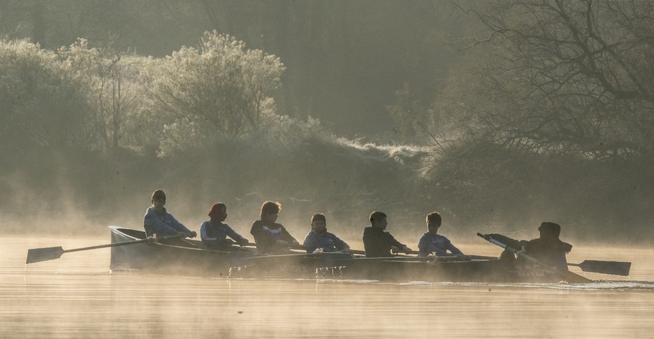 Hotzari aurre eginez arraunean, Orioko itsasadarrean. (Gorka RUBIO/ARGAZKI PRESS)