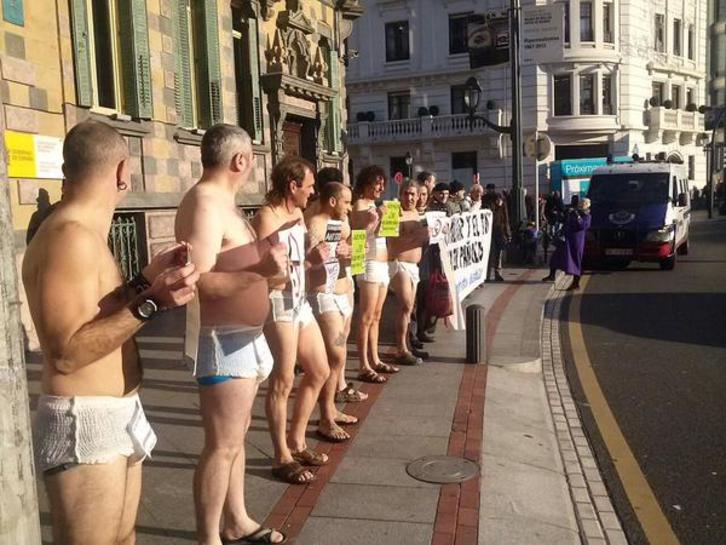 Momento de la concentración ante la subdelegación del Gobierno español en Moyua. (@ahtgelditu)