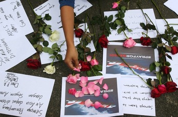 Mensajes en recuerdo a los pasajeros del avión de AirAsia. (Aman ROCHMAN/AFP PHOTO)