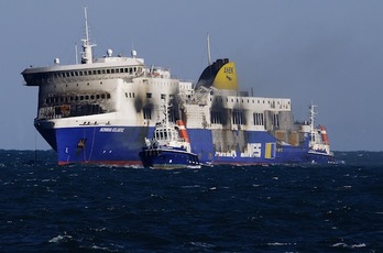 ‘Norman Atlantic’ ferrya, Brindisiko portuaren inguruan. (Filippo MONTEFORTE/ARGAZKI PRESS)