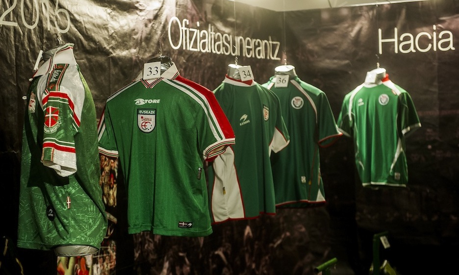 Dieferentes camisetas de la selección vasca. (Luis JAUREGIALTZO / ARGAZKI PRESS)