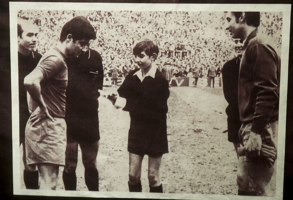 Un jovencísimo árbitro procede al sorteo. (Luis JAUREGIALTZO / ARGAZKI PRESS)