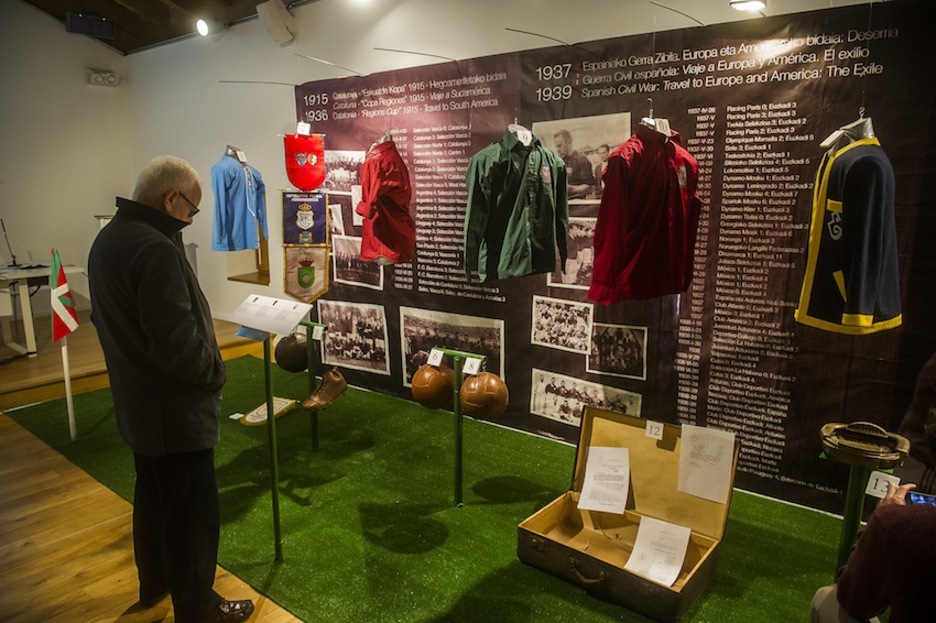 Un hombre contempla parte de la exposición. (Luis JAUREGIALTZO / ARGAZKI PRESS)