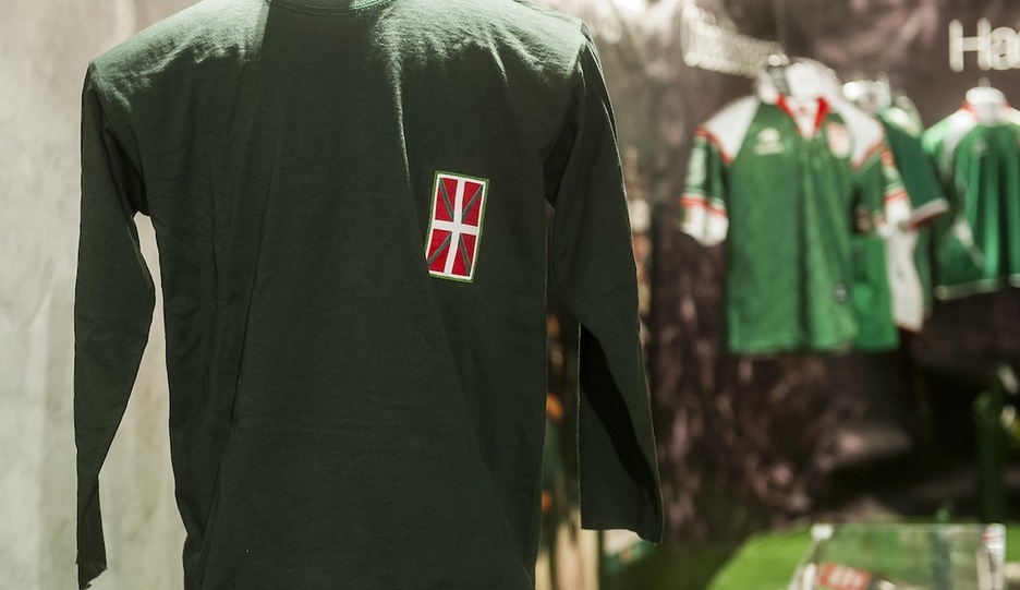 Una antiguna camiseta con la ikurriña cosida en el pecho. (Luis JAUREGIALTZO / ARGAZKI PRESS)