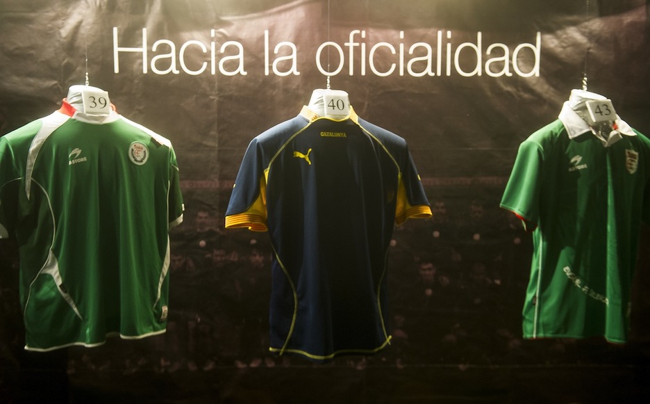 Camisestas de la selección y de alguno de sus rivales, en este caso Catalunya. (Luis JAUREGIALTZO / ARGAZKI PRESS)