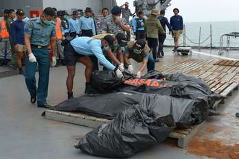 Cuerpos hallados por la marina indonesia. (ADEK BERRY / AFP)
