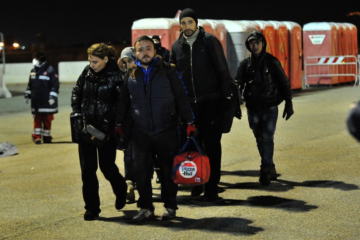 Inmigrantes descendiendo del buque. (Alfonso DI VINCENZO / AFP)