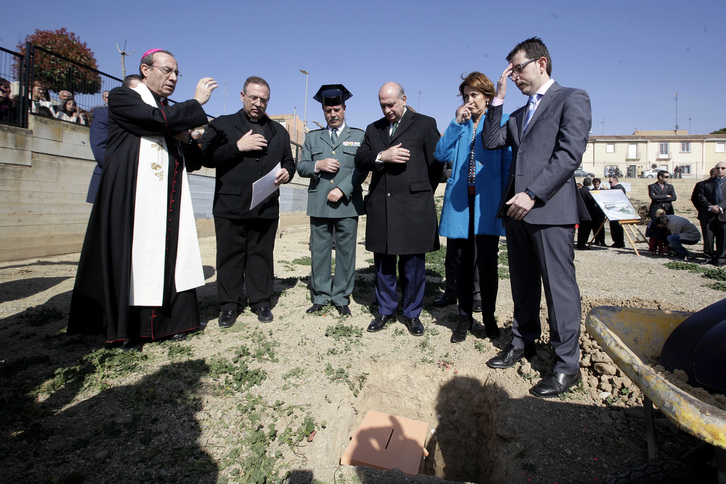 Barcina, Fernández Díaz colocan la primera piedra del cuartel en un acto bendecido por el arzobispo de Iruñea. (Iñigo URIZ / ARGAZKI PRESS)