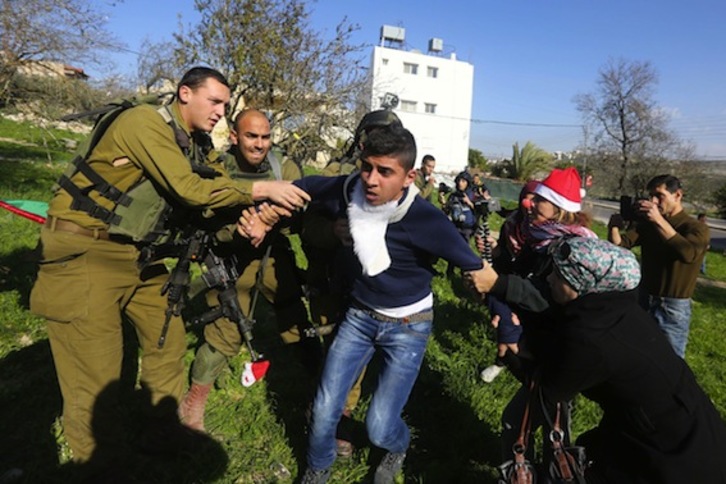 Un joven es arrestado por las fuerzas israelíes cerca de Nablus. (Jaafar ASHTIYEH/AFP PHOTO)