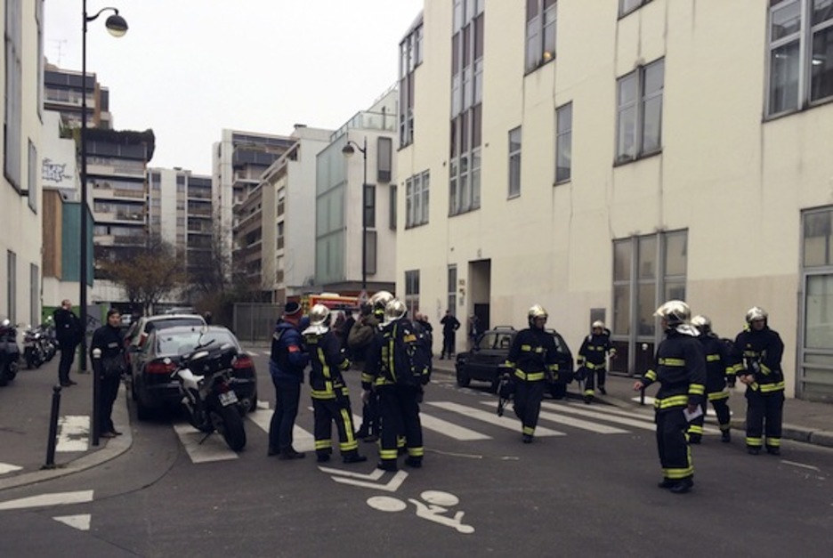Bomberos desplegados en las inmediaciones de la sede de ‘Charlie Hebdo’ en París. (Philippe DUPEYRAT/AFP PHOTO)