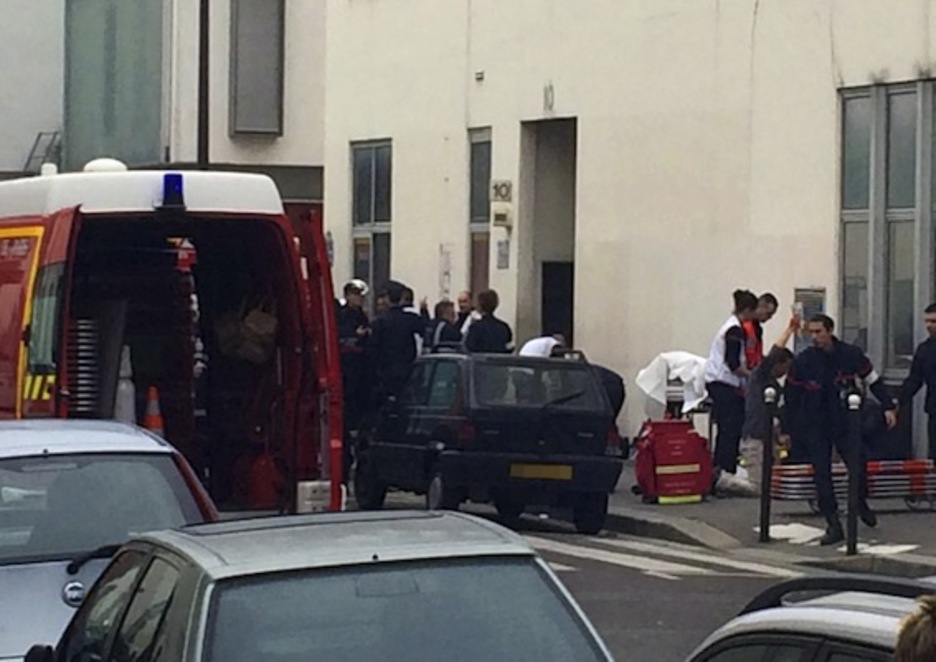 Servicios de emergencia trabajando a las puertas de la sede de ‘Charlie Hebdo’. (Philippe DUPEYRAT/AFP PHOTO) ’