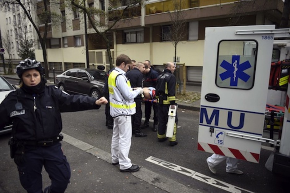 Gendarmes, sanitarios y bomberos, trabajando a contrarreloj. (Martin BUREAU/AFP PHOTO)