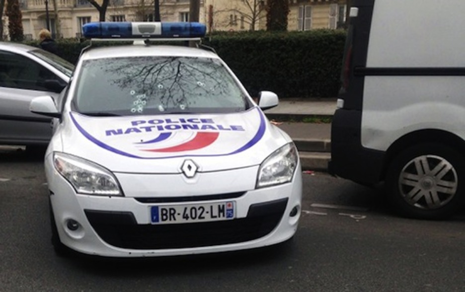 Un vehículo de la Policía francesa, con varios disparos en la luna. (AFP PHOTO)