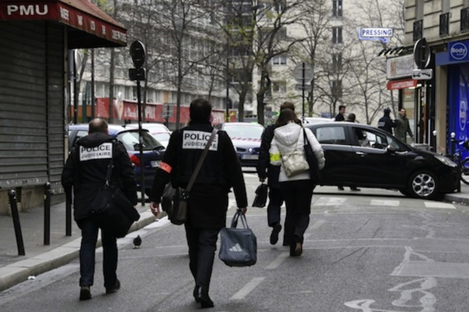 Agentes de la Policía judicial, en las inmediaciones del ataque. (Dominique FAGET/AFP PHOTO)