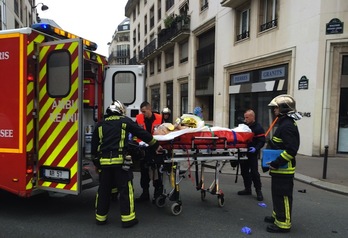 Bomberos evacúan a un hombre herido en el ataque. (Philippe DUPEYRAT/AFP PHOTO)