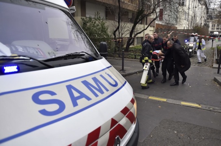 Los servicios de emergencia atienden a una de las víctimas del ataque. (Martin BUREAU/AFP PHOTO)