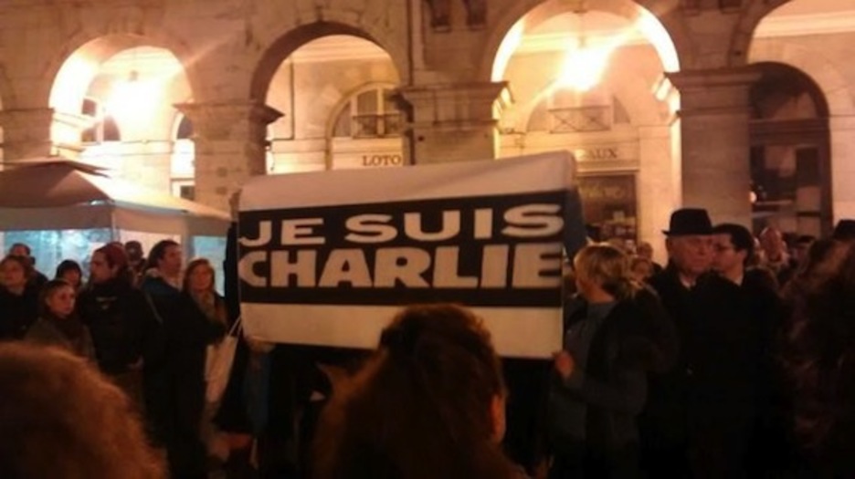 Baionan Charlie Hebdo aldizkariaren alde egindako elgarretaratzea. Baionan Charlie Hebdo aldizkariaren alde egindako elgarretaratzea.
