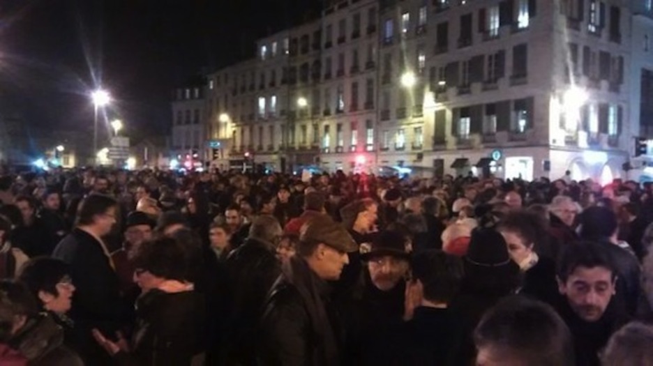 Baionan Charlie Hebdo aldizkariaren alde egindako elgarretaratzea. Baionan Charlie Hebdo aldizkariaren alde egindako elgarretaratzea.