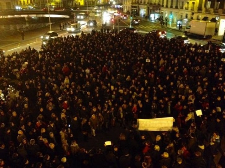 La plaza ante el Ayuntamiento de Baiona se ha llenado de gente. (@VilleDeBayonne)