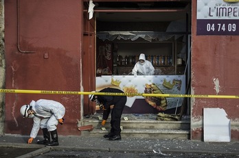 Investigadores recogen pruebas en el lugar de la explosión. (Jean-Philippe KSIAZEK/AFP PHOTO)