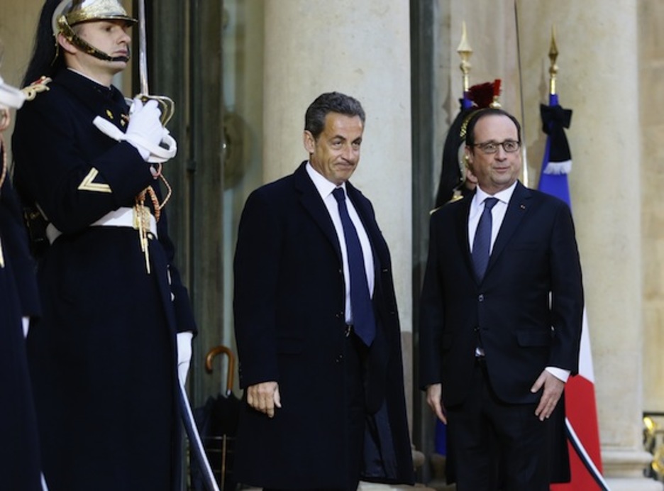 François Hollande y Nicolas Sarkozy, a las puertas del Palacio del Elíseo. (Patrick KOVARIK/AFP PHOTO) François Hollande y Nicolas Sarkozy, a las puertas del Palacio del Elíseo. (Patrick KOVARIK/AFP PHOTO)