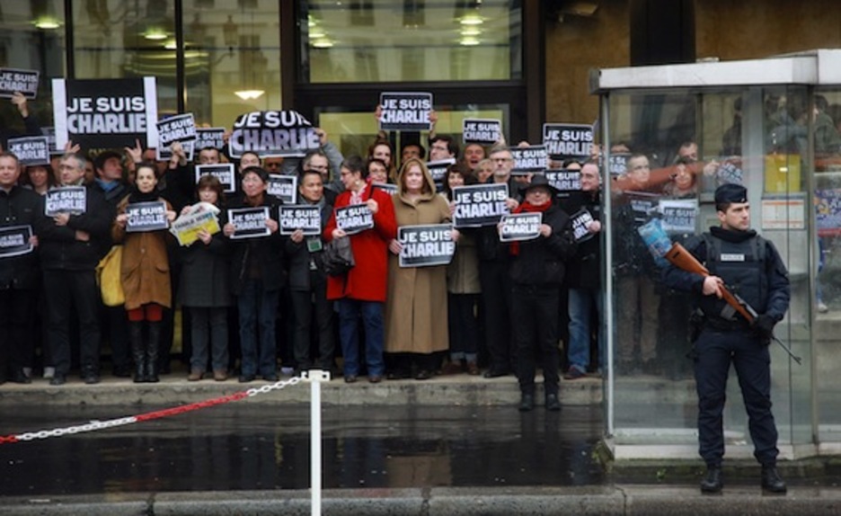 Concentración en la sede de la agencia France Presse, custodiada por la Policía. (Loic VENANCE/AFP PHOTO) Concentración en la sede de la agencia France Presse, custodiada por la Policía. (Loic VENANCE/AFP PHOTO)