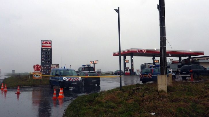 Gasolinera en la que habrían sido localizados los sospechosos del ataque, en Villiers-Cotterets. (François BECKER/AFP) 