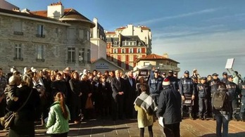 Biarritzen elkarretaratze isila egin dute, erasoa gaitzesteko. (@MediabaskInfo)