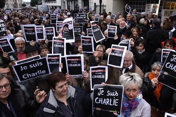 Concentración en Tarbes, una de los múltiples actos de apoyo a ‘Charlie Hebdo’. (Laurent DARD / AFP) 