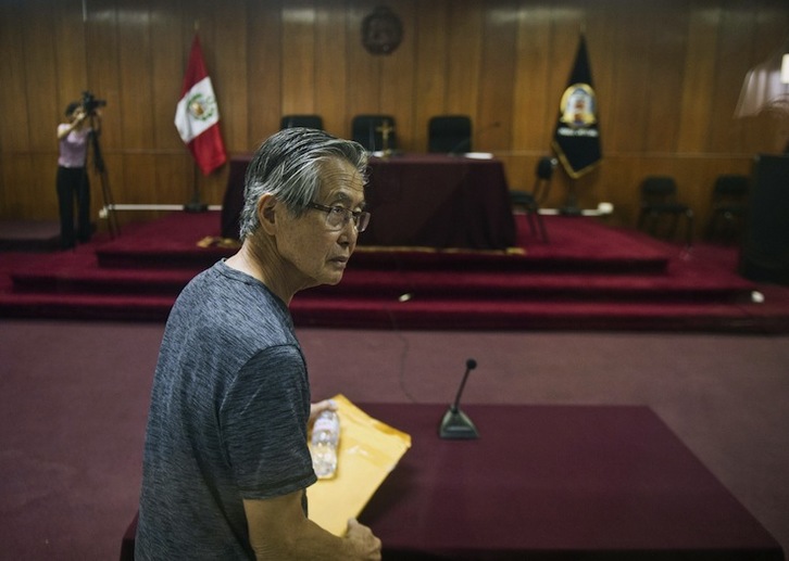 Fujimori, poco antes de escuchar la sentencia por un juicio anterior. (Ernesto BENAVIDES / AFP)