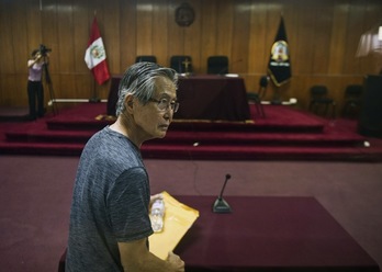 Fujimori, poco antes de escuchar la sentencia. (Ernesto BENAVIDES / AFP)