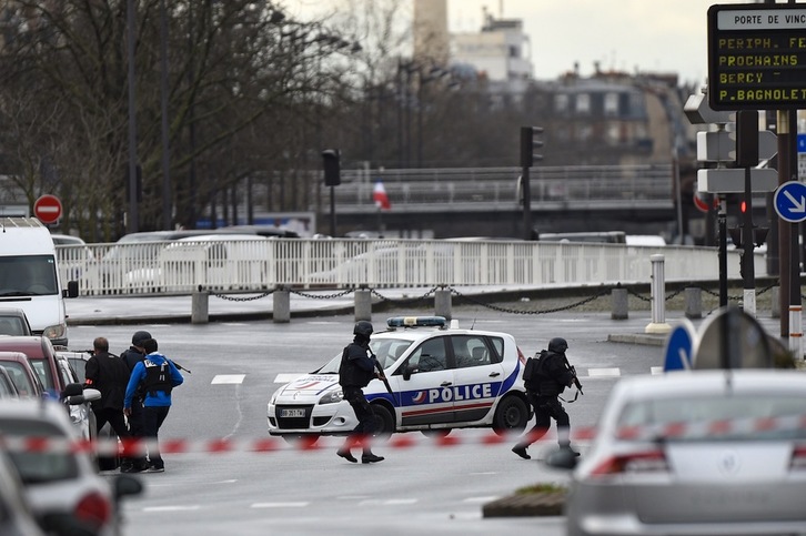 Fuerzas policiales en las inmediaciones del supermercado en el que un hombre ha tomado varios rehenes. (Martin BUREAU/AFP)