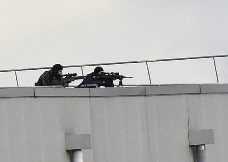 Dos francotiradores en el polígono industrial de Dammartin. (Dominique FAGET / AFP)