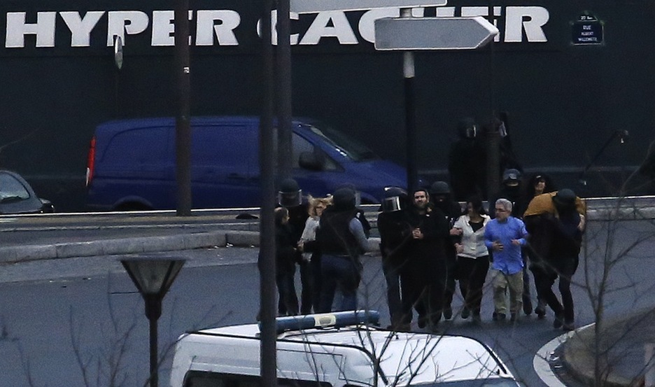 Los policías ayudan a huir a algunos de los rehenes. (Thomas SAMSON / AFP)