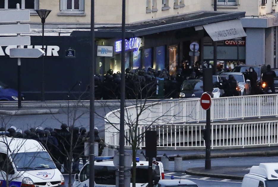 Decenas de agentes se agolpan a las puertas del supermercado. (Thomas SAMSON / AFP)
