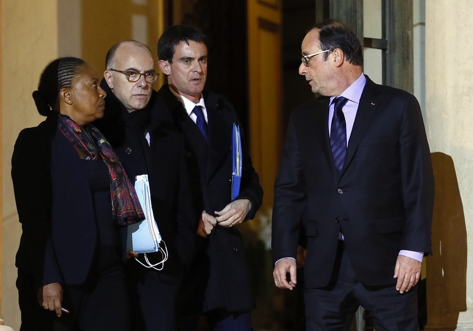 Gabinete de crisis con el presidente Hollande, el primer ministro Valls, la ministra de Justicia Taubira y el ministro de Interior Cezeneuve. (Patrick KOVARIC / AFP)