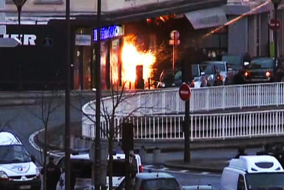 Explosión previa al asalato en el supermercado. (Gabrielle CHATELLAIN / AFP)