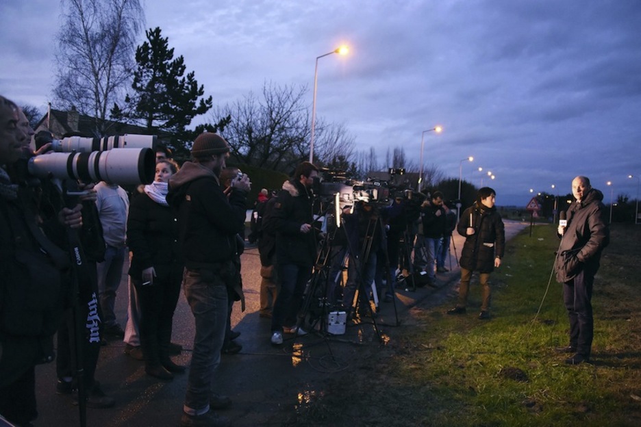 Medios de comunicación en Dammartin-en-Goele. (Dominique FAGET / AFP)
