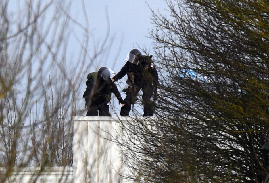 Dos policías toman posiciones en Dammartin-en-Goele. (Dominique FAGET / AFP)