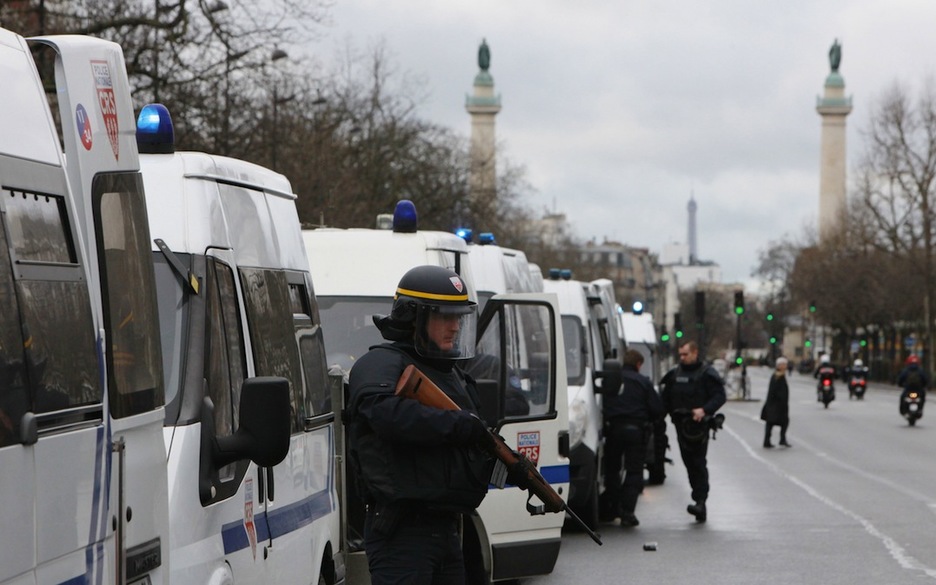 Un agente se prepara para el asalto en el supermercado de Porte de Vincennes. (Loic VENANCE / AFP) 