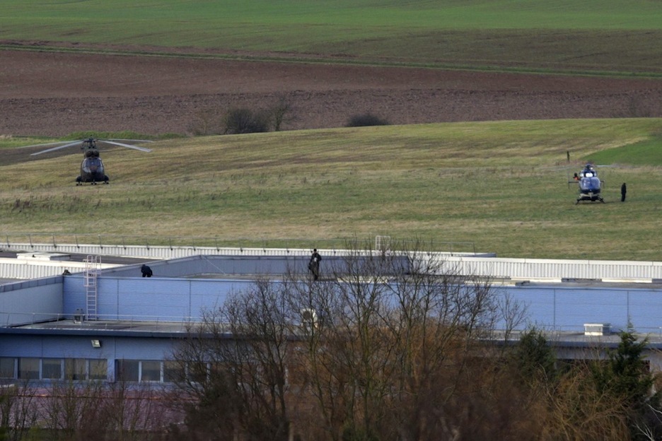 Helicópteros listos para intervenir en Dammartin-en-Goele. (Joel SAGET / AFP) 