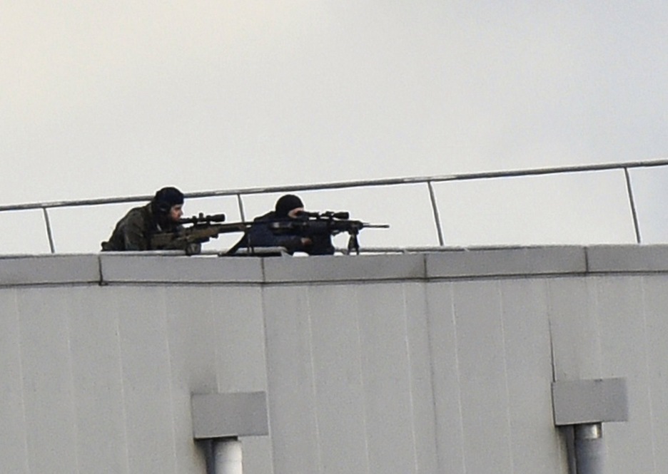Francotiradores  en Dammartin-en-Goele. (Dominique FAGET / AFP)