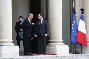 Valls y Hollande junto al ministro de Defensa francés, Jean-Yves LeDrian. (Thomas SAMSON / AFP)